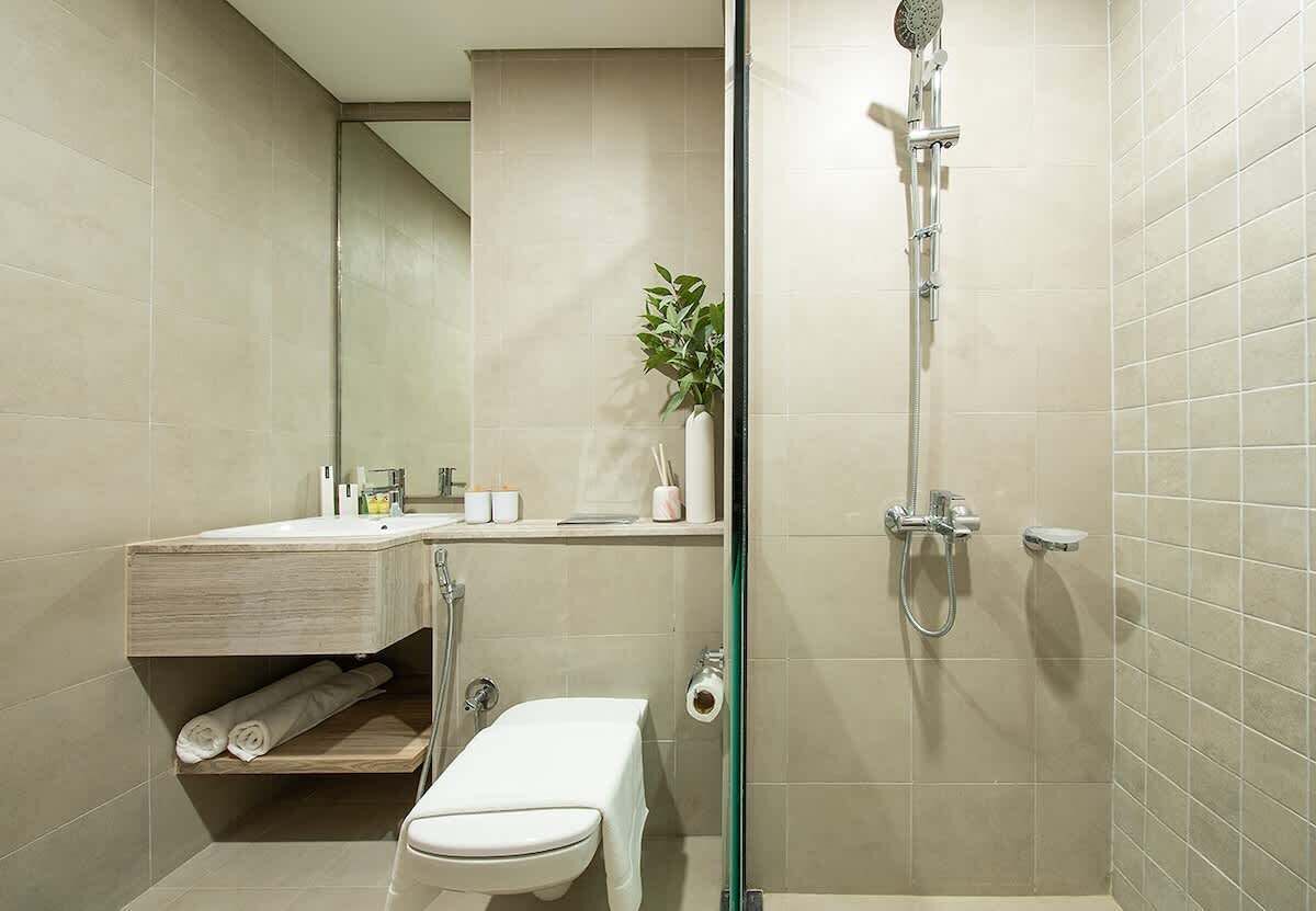 Un baño moderno con ducha, inodoro y lavabo.