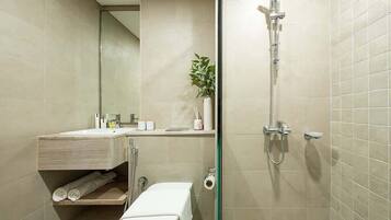 Un baño moderno con ducha, inodoro y lavabo.