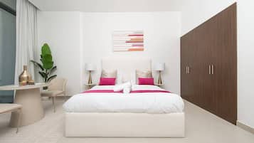 Quarto de hotel moderno com uma cama grande, luminárias de cabeceira, uma escrivaninha e um guarda-roupa.