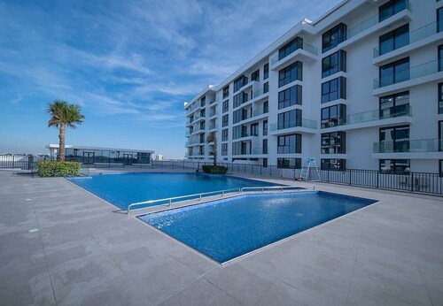 Oceanfront Balcony Studio w/ Pool & Gym Access
