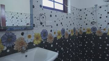 Quarto família, vista para o jardim | Banheiro | Chuveiro, papel higiênico