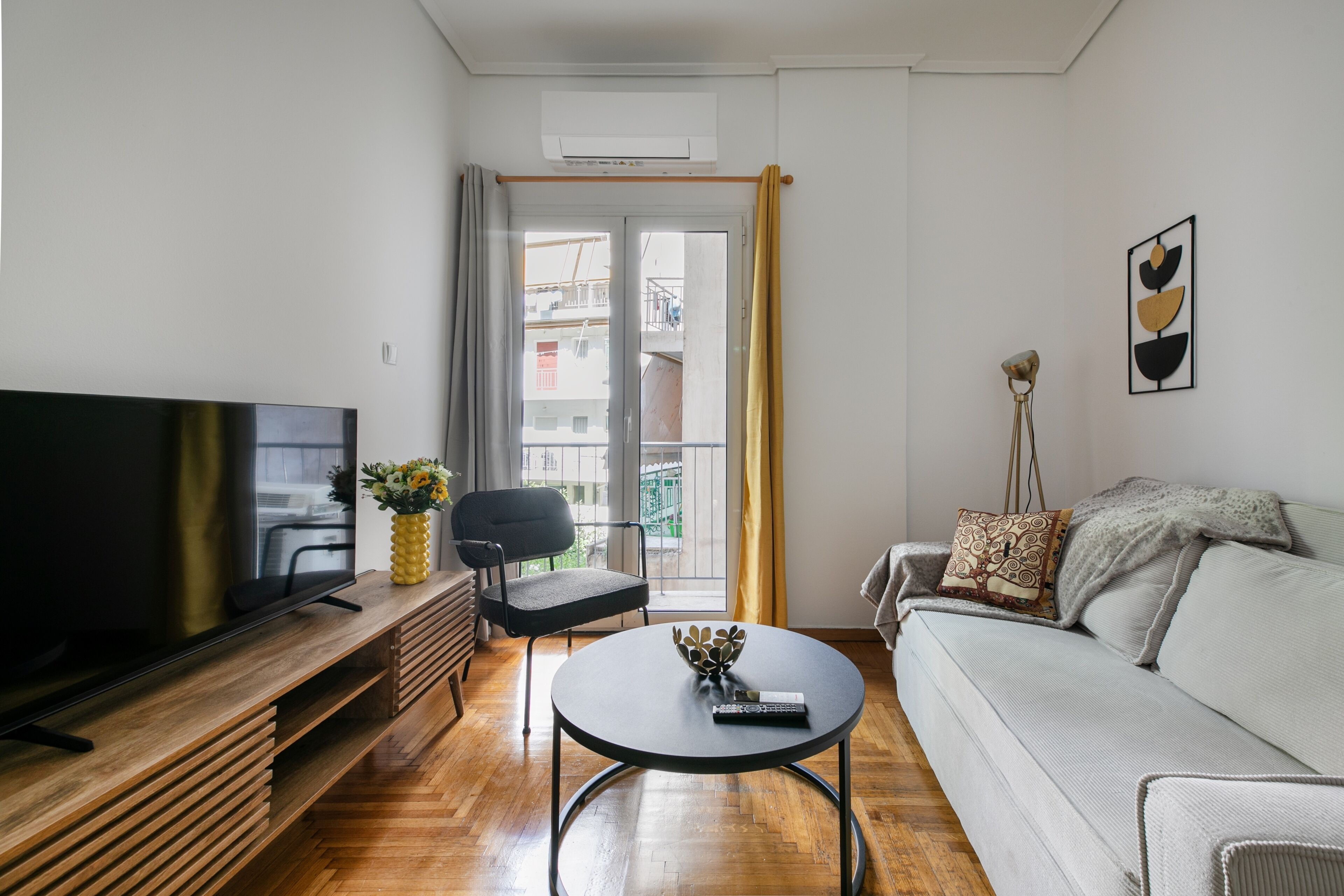 Apartment, 1 Double Bed, Kitchen, City View | Living area