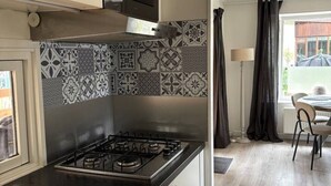A modern kitchen with a gas stove, stainless steel sink, and patterned backsplash. - Gezellig huisje aan de bosrand in Rijen (Rijen)
