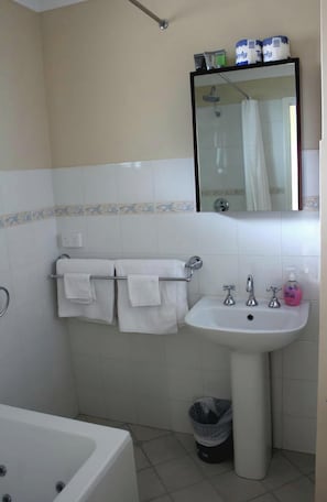 Double Room, Balcony | Bathroom - Rest and Nest York  (York)