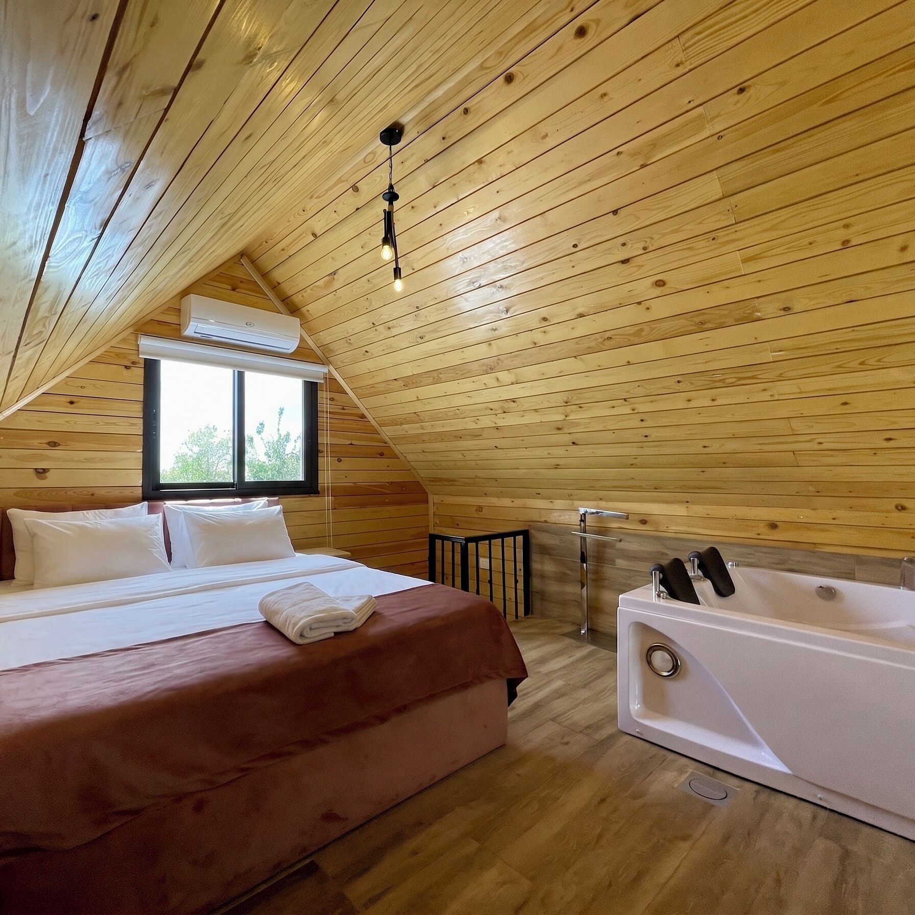 Panoramic Cabin, Pool View