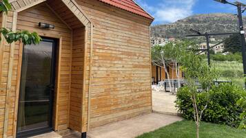 Panorama-hytte - udsigt til pool | Udendørsområde