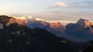 Eine gebirgige Landschaft mit verschiedenen Gipfeln und Tälern.
