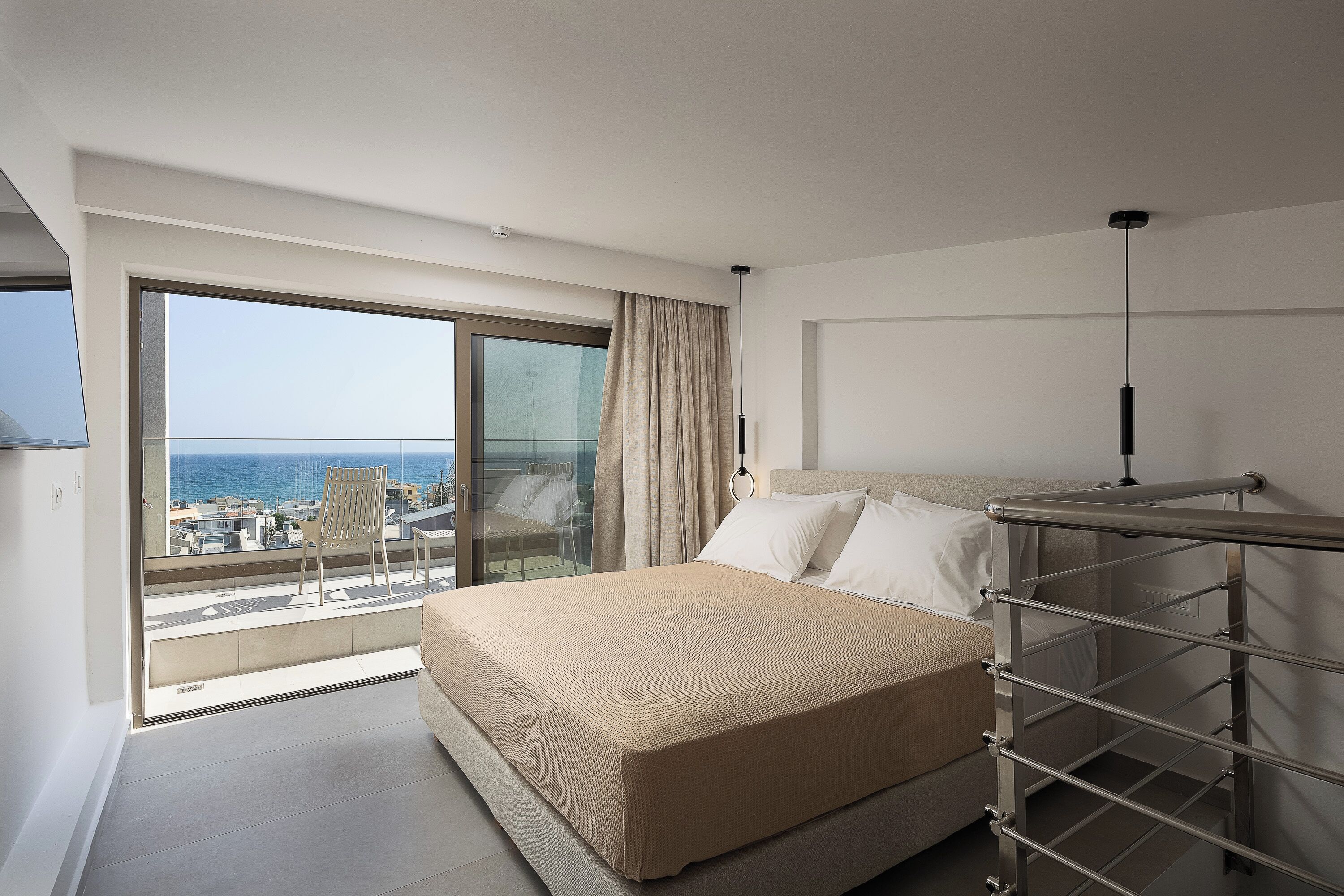 Superior suite, 1 slaapkamer, uitzicht op zee | Een kluis op de kamer, een strijkplank/strijkijzer, gratis wifi