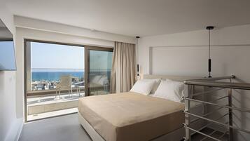 Superior suite, 1 slaapkamer, uitzicht op zee | Een kluis op de kamer, een strijkplank/strijkijzer, gratis wifi