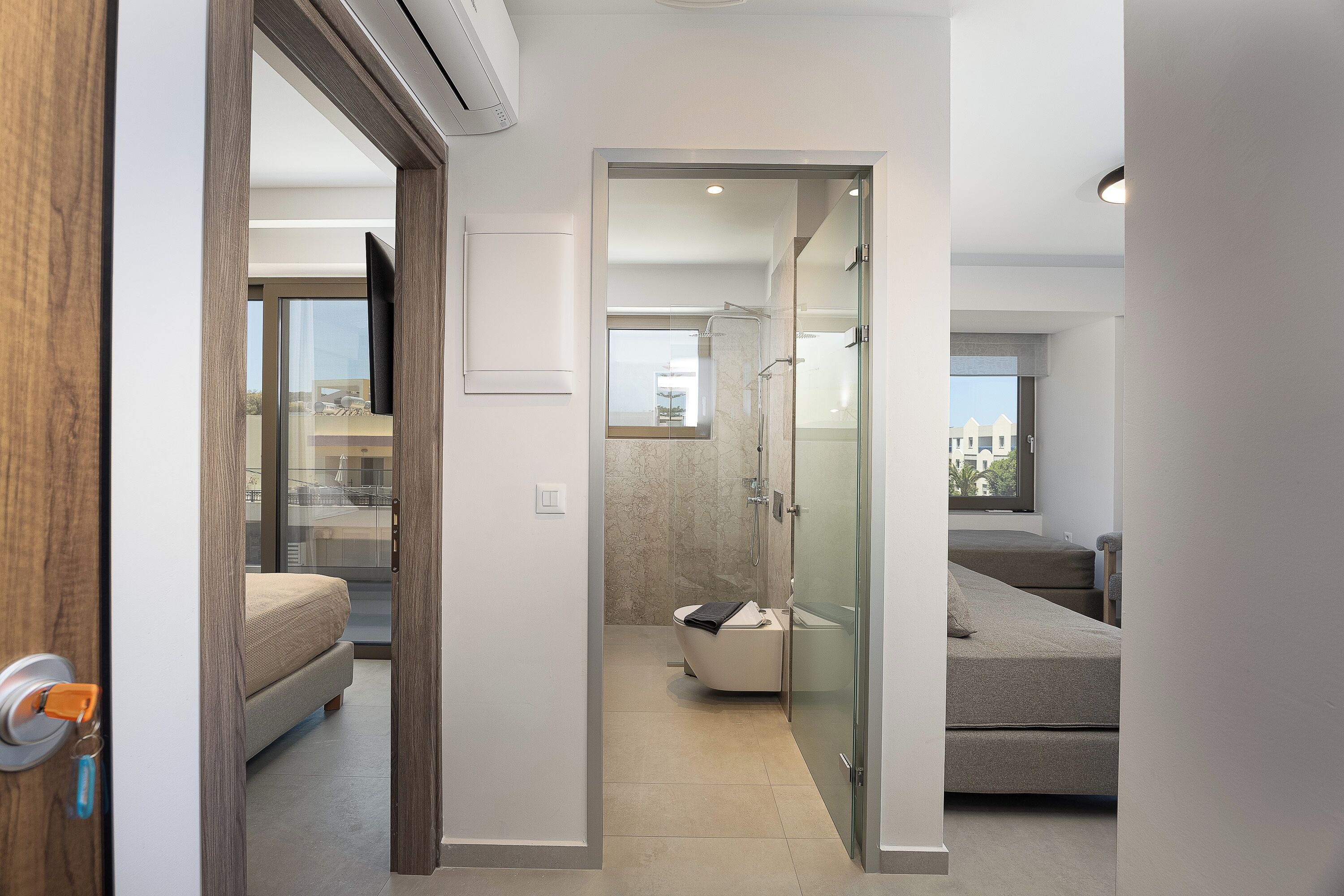 Une salle de bain moderne avec une douche à parois de verre, des toilettes et un bidet.