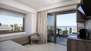 Suite estándar, vistas al mar | Caja fuerte, tabla de planchar con plancha, wifi gratis y ropa de cama