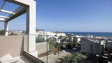 Superior suite, 1 slaapkamer, uitzicht op zee | Uitzicht vanaf balkon