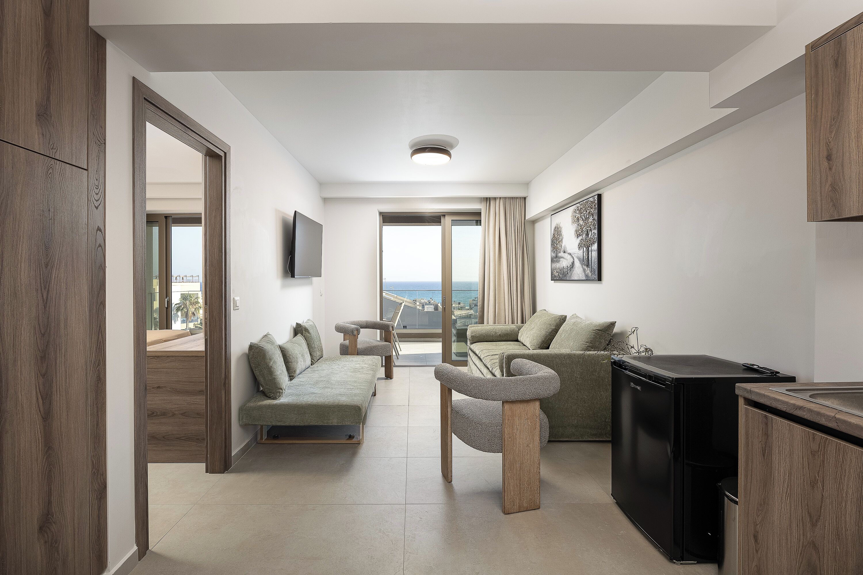 Superior suite, uitzicht op zee | Woonkamer | Een 40-inch flatscreentelevisie met kabelzenders