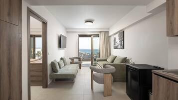 Superior suite, uitzicht op zee | Woonkamer | Een 40-inch flatscreentelevisie met kabelzenders