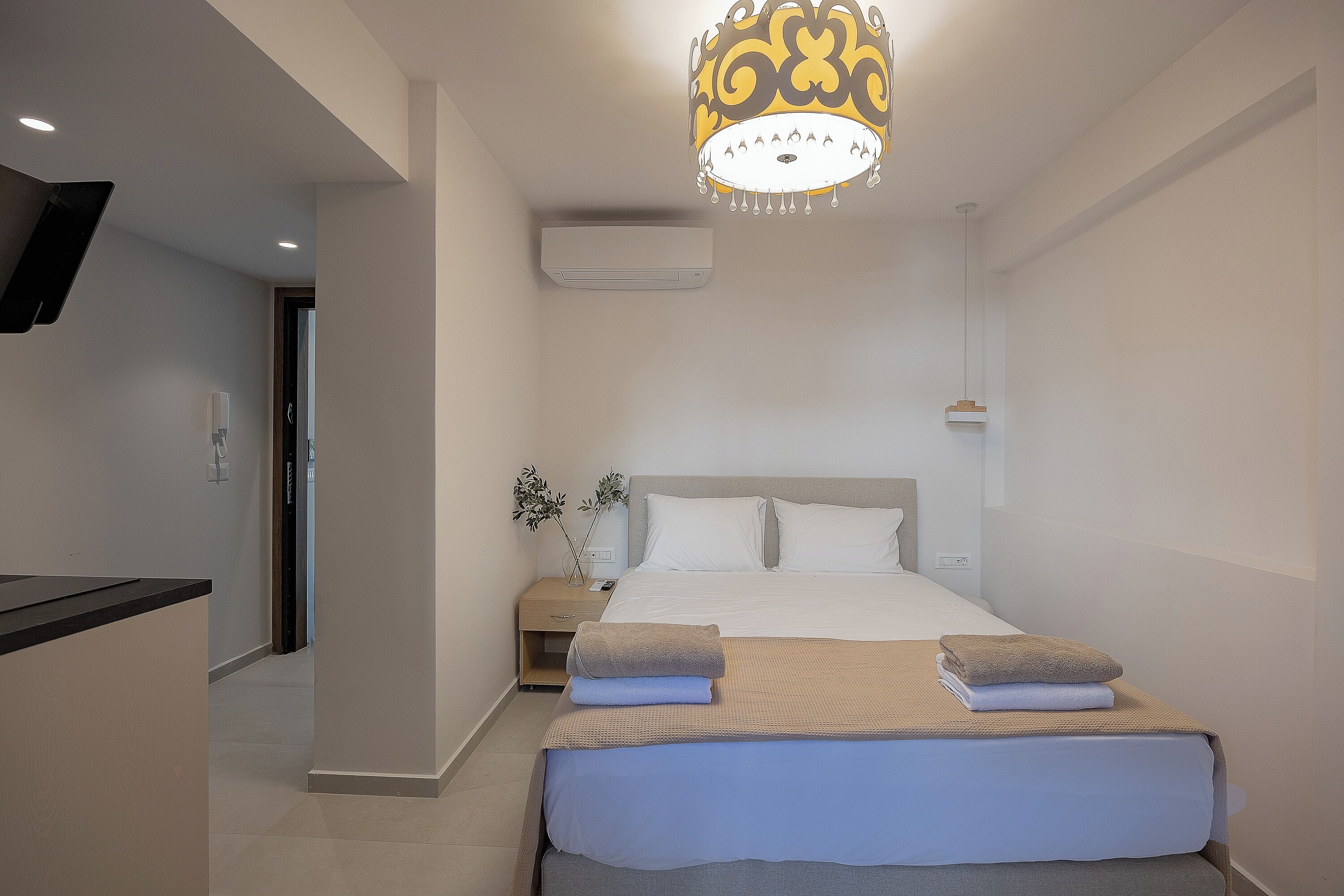 Economy Room - Split Level with Pool View-Ground Floor | Cofres nos quartos, ferros/tábuas de passar roupa, Wi-Fi de cortesia