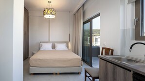 Un dormitorio con cama, mesita de noche y vistas a un balcón.