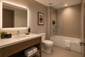 Junior Room | Bathroom - Urbanstone Suites (Toronto)