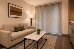 Junior Room | Living area - Urbanstone Suites (Toronto)
