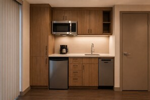Junior Room | Private kitchen - Urbanstone Suites (Toronto)