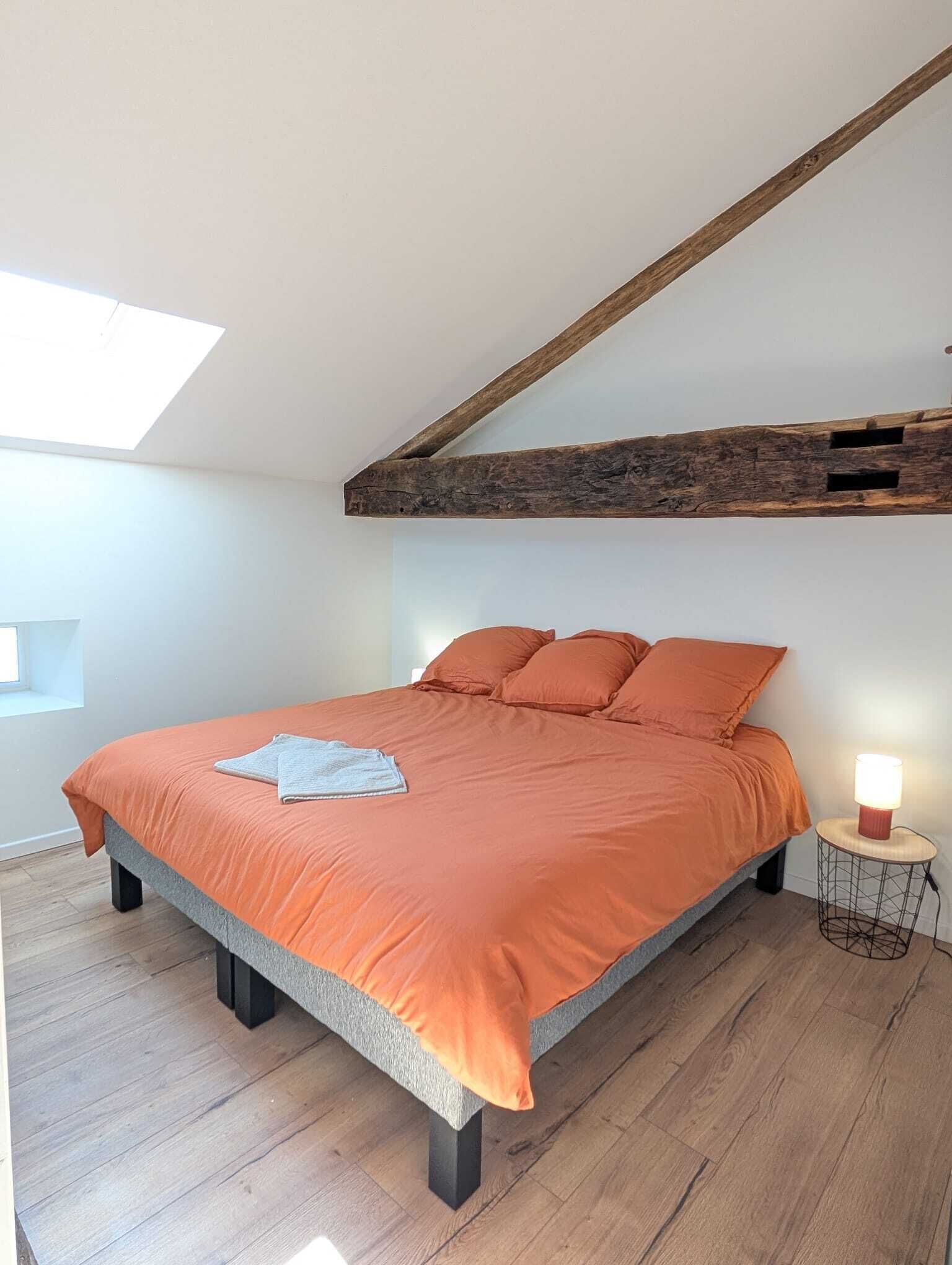 2 chambres, fer et planche à repasser, Wi-Fi, draps fournis