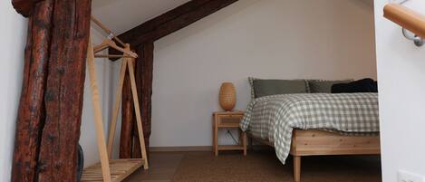 2 bedrooms, iron/ironing board, Internet, bed sheets