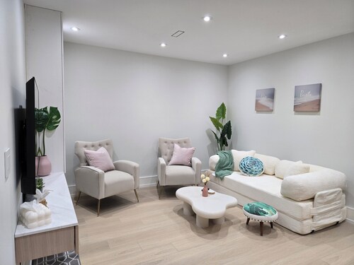 Brand new spacious suite with Kitchen and Laundry
