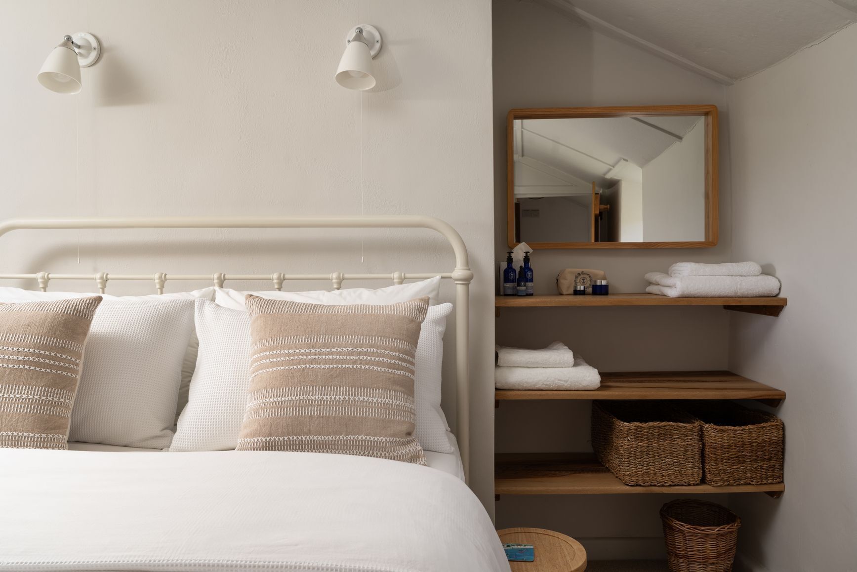Tabla de planchar con plancha, wifi, ropa de cama