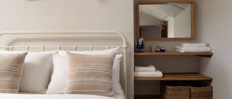 Tabla de planchar con plancha, wifi, ropa de cama