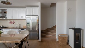 Wasserkocher mit Kaffee-/Teezubehör, Kühlschrank, Mikrowelle, Ofen