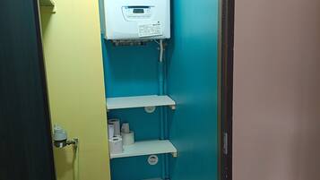 Douche, serviettes fournies, savon, papier toilette