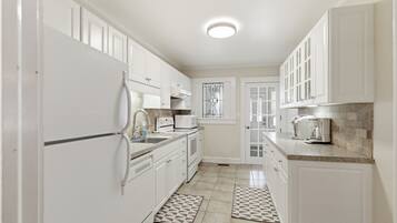 Coffee/tea maker, fridge, microwave, oven