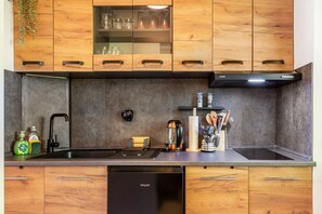 Coffee/tea maker, fridge, stovetop, electric kettle