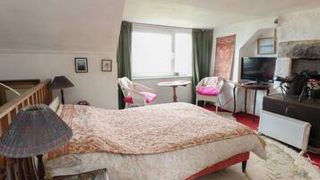 1 bedroom, individually decorated, individually furnished