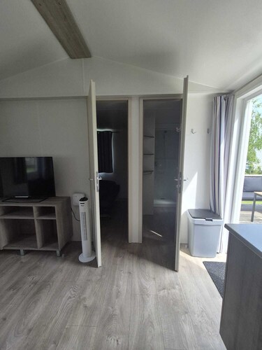 De Kleine Bosparel | Cozy chalet near a recreational lake and forest.