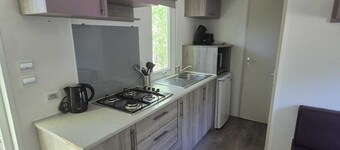 De Kleine Bosparel | Cozy chalet near a recreational lake and forest.