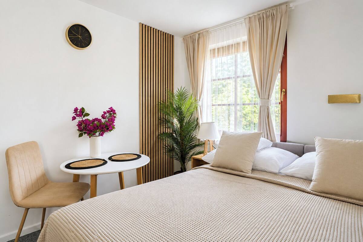 Premium-Apartment, Gartenblick | Hochwertige Bettwaren, Bügeleisen/Bügelbrett, kostenloses WLAN