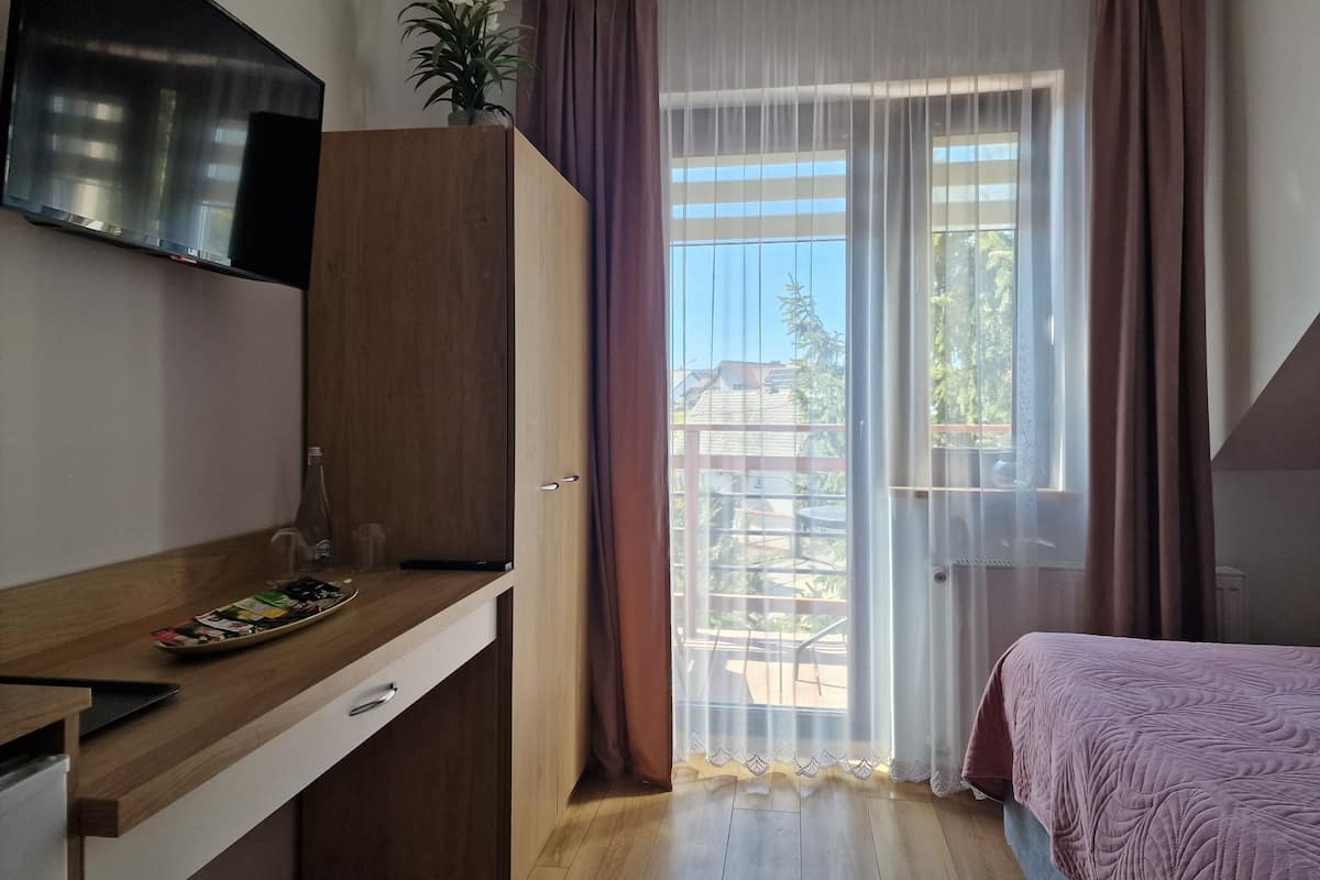 Comfort Double Room, Ground Floor | Premium bedding, iron/ironing board, WiFi (free), individually decorated
