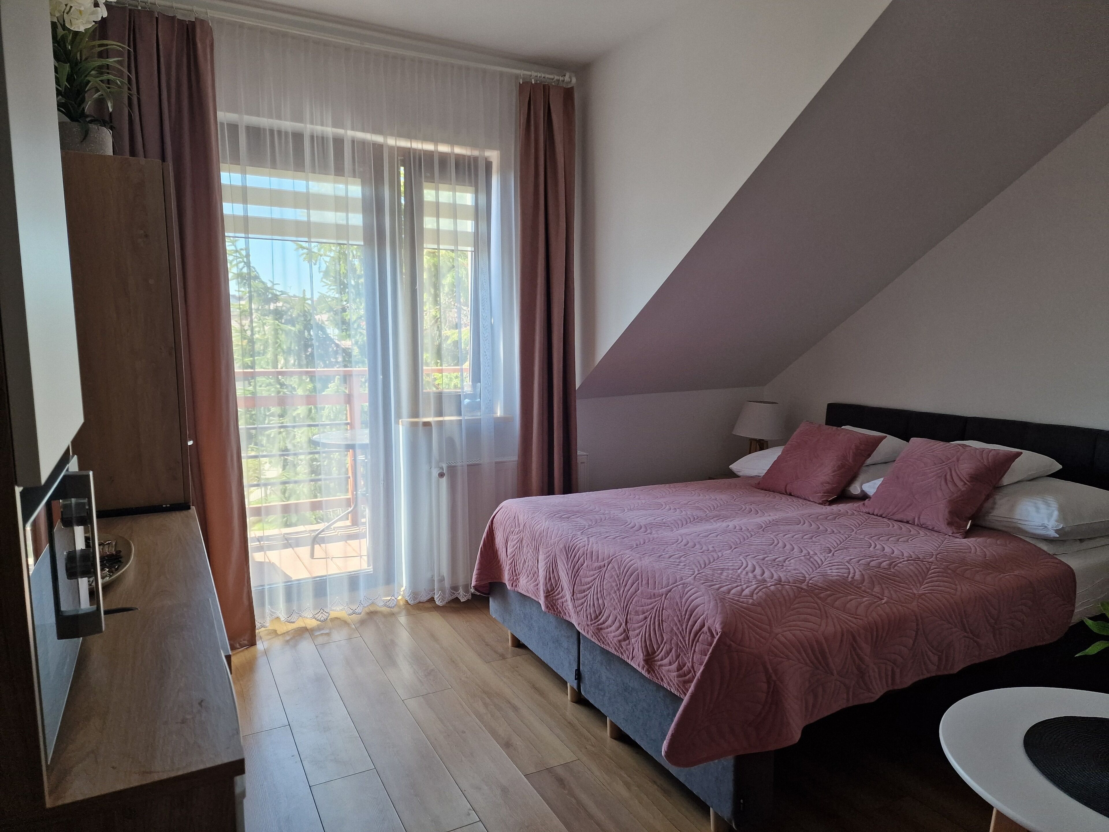 Comfort Double Room, Balcony | Living area | 32-inch Smart TV with cable channels
