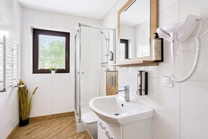 Premium Apartment, Partial Sea View | Bathroom | Shower, hair dryer, towels, soap - Baltic Sand - Osrodek Wypoczynkowy (Władysławowo)