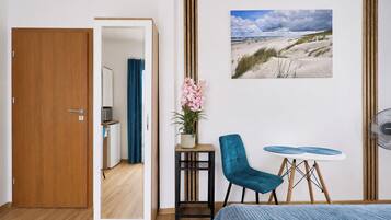 Leilighet – premium, delvis sjøutsikt | Sengetøy av topp kvalitet, strykejern/-brett og wi-fi (inkludert)