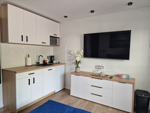 Premium-Doppelzimmer, Erdgeschoss | Eigene Küche | Kühlschrank, Mikrowelle, Reinigungsartikel, Küchenrolle