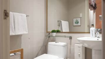 Ducha, secador de pelo, bidé y toallas