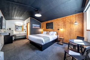 Room - Comfortable Private Cabin with Modern Updates Near Wall Drug – Wall, South Dakota (Wall)