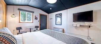 Quiet Remodeled Ground-Floor Cabin with Private Entrance Near Wall Drug – Wall, South Dakota