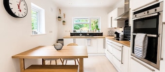 Rosemary House - Stylish home with garden in the heart of the South Downs