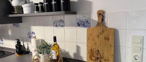 Cafetière/bouilloire, réfrigérateur, micro-ondes, plaque de cuisson