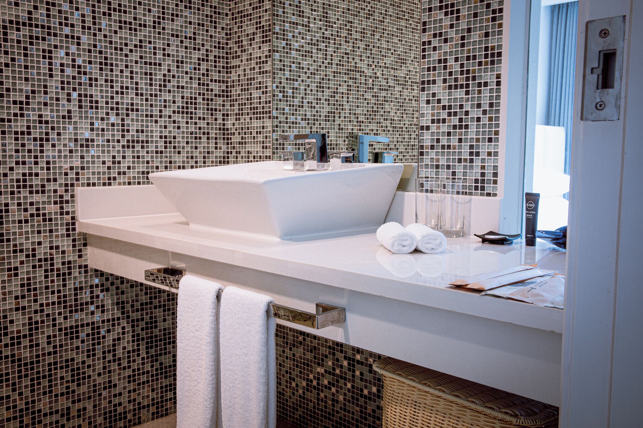 Nhà Duplex phong cách cổ điển, 1 giường cỡ queen, bếp nhỏ | Phòng tắm | Dép đi trong nhà 