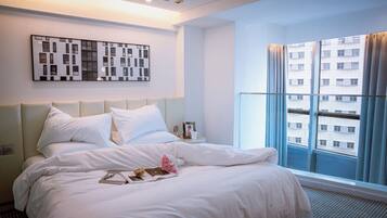 Family Duplex, River View | Peti besi dalam bilik, langsir/tirai gelap terus