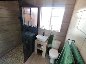 Douche, serviettes fournies, savon, papier toilette