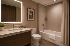 Superior Room | Bathroom - Silvermark Hotel (Toronto)